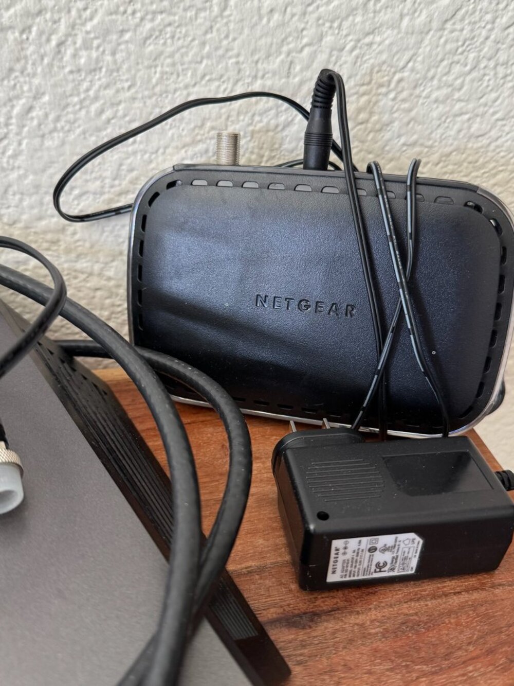NETGEAR Nighthawk Smart WiFi Router and NETGEAR Cable Modem CM400 - Picture 4 of 5